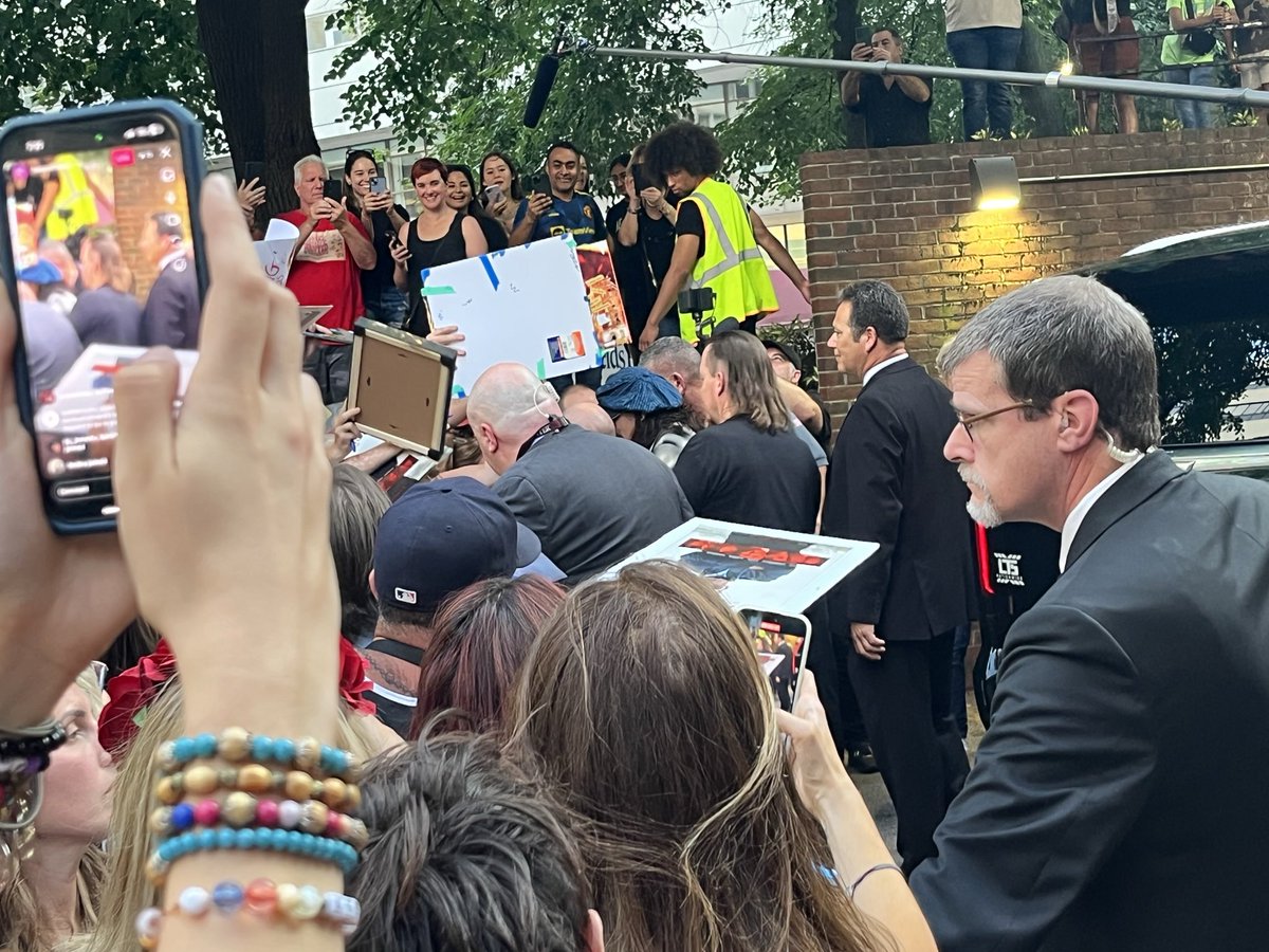 This is just pathetic even for them to stoop so low.  We are not bots.  We watched the whole thing.  He is a hero.  
#JohnnyDeppIsASurvivor 
#iamnotabot
#JohnnyDeppWon