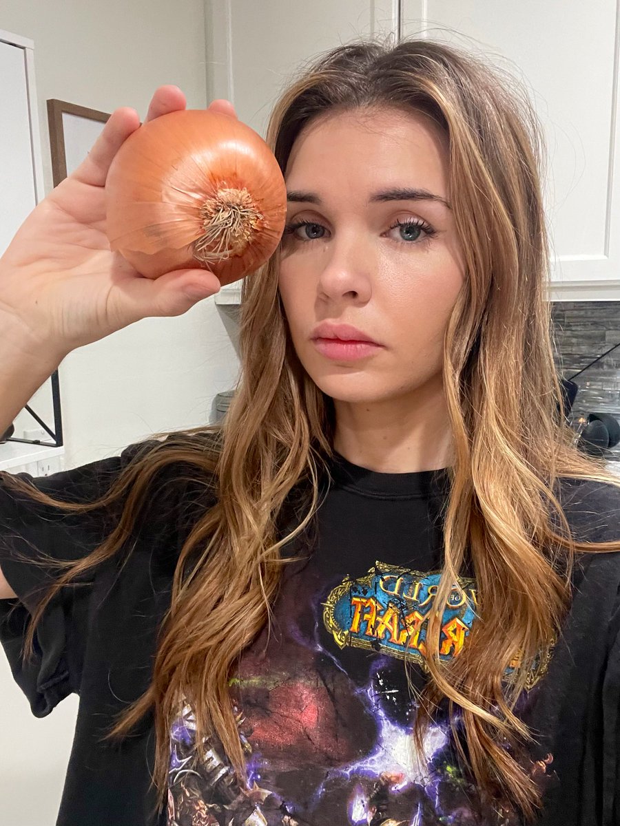 Samwitchx's tweet photo. I’m live with @ATT and cooking! Happy to be #ATTclassof2024! I have an apple! https://t.co/tCyig1q3JL