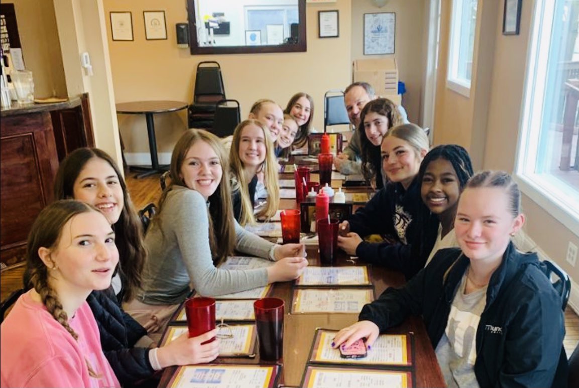 stellashort28's tweet image. Fun night out with my Banana Slug teammates in Louisville this past weekend. #MEPL #munciana  #volleyball #team