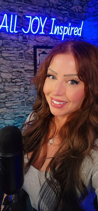 Chit-chat with the Trinity. 🥰🫂✝️ https://t.co/ArAlfFYpN1