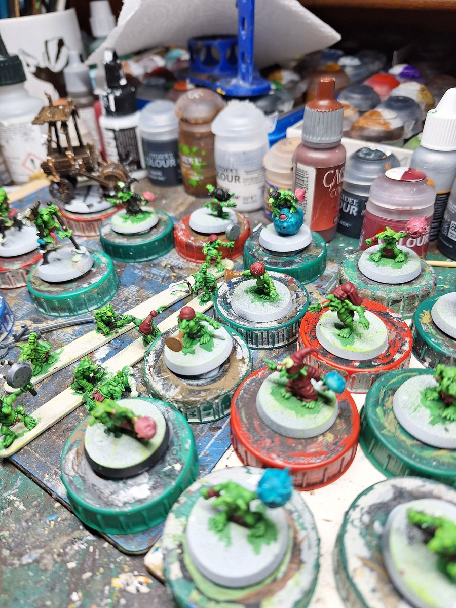 SJDKEY's tweet photo. #Hobbystreak Day 1161 some of the most fun models I have painted in a long time "Go Snottys" #bloodbowl #paintingwarhammer #paintingcitadel #snotlings https://t.co/3Kx0vTd42N