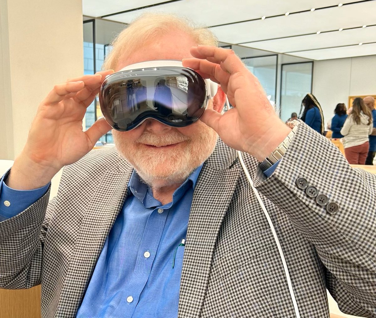 StLouisPR's tweet image. We test-drove the new Apple Vision Pro. Some great stuff, some need some work. Pros and cons here bit.ly/3SYA9ZF #apple #applevisionpro #spatialcomputing #pr #publicrelations