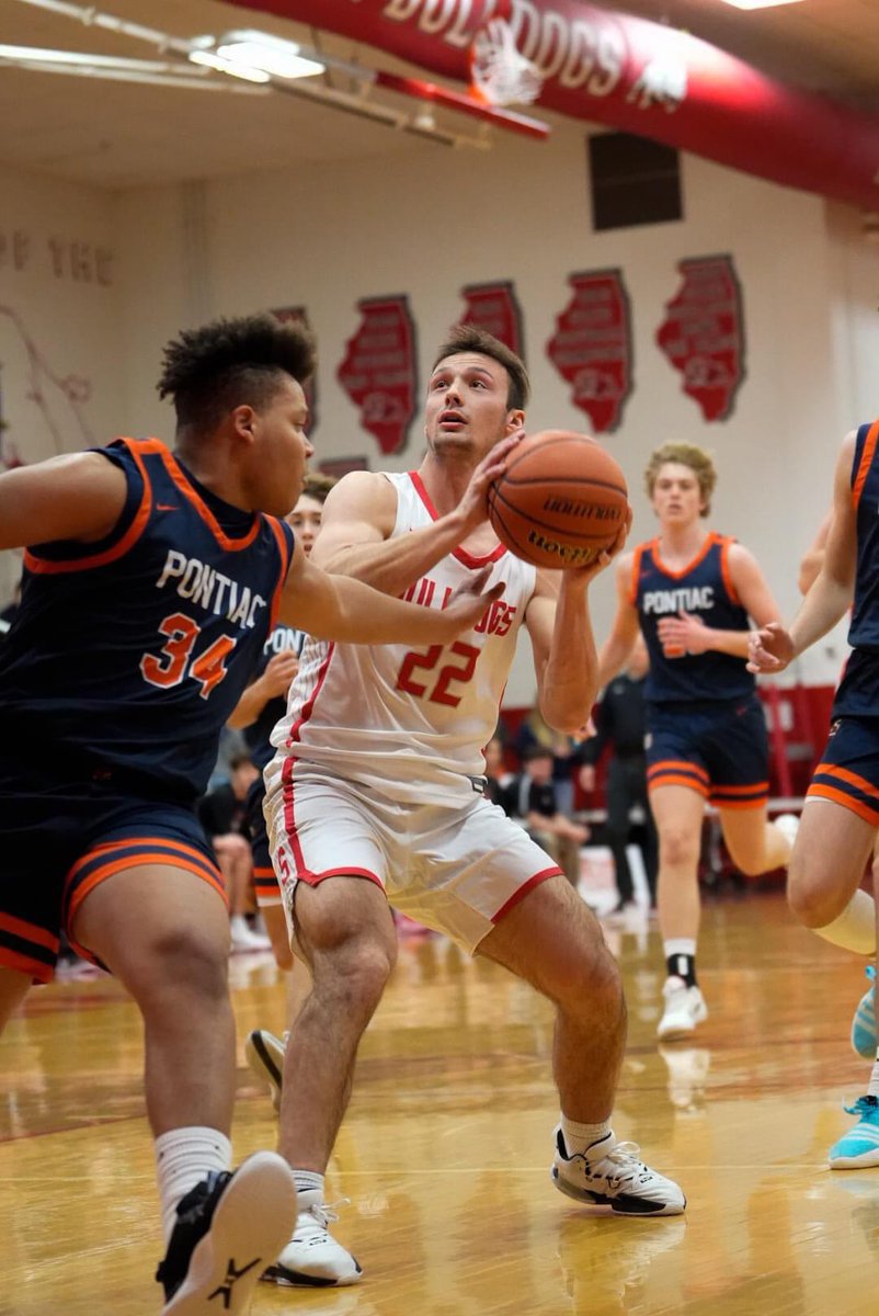 Christian Benning capped off one of the most accomplished basketball careers in SHS history this season.
🏀 61 Wins as starting point guard in 3 seasons
🏀 1,832 Career Points (2nd all time)
🏀 570 Field Goals Made (1st)
🏀 280 Assists (2nd) 
🏀 124 3PFGM (7th) 
#SHSDawgs #CB 🫡