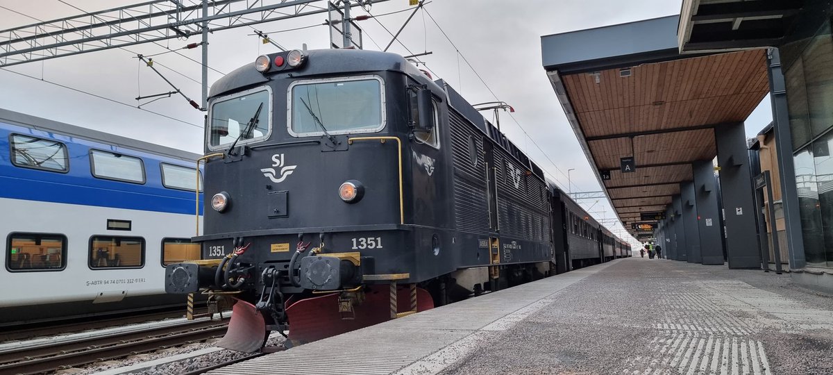 Railwaygirl2018's tweet image. 41,872 steps later!👣
Its time for this #DispatchersOfTwitter to relax😴

✅️2 old Intercity trains🚂🚃🚃
✅️1 New country🌏

What a trip it has been!😍

I will be returning to Sweden in the near future🇸🇪
#Sightseeing #InternationalTravel #Trains #Exploreing #Travel #Sweden