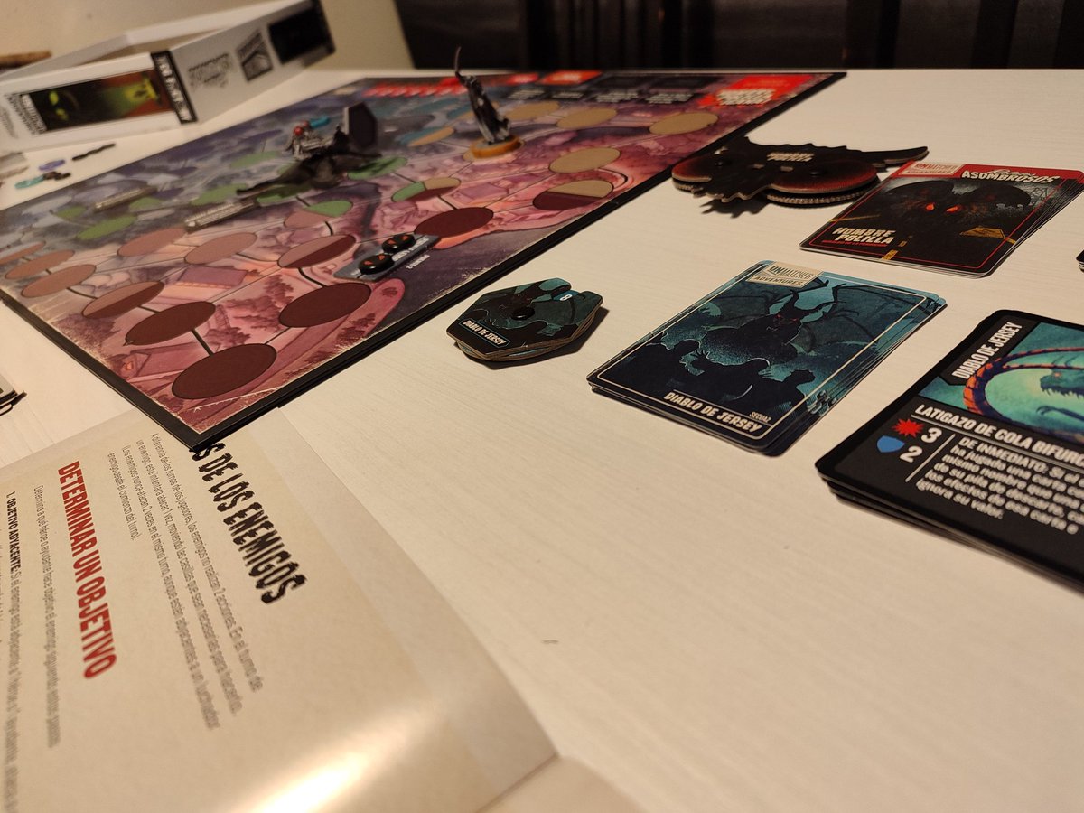 EMCSJA's tweet photo. Primera partida al #Unmatched Relatos Asombrosos de @Tcgfactory, y primera victoria con bastante suerte, tras reventar al Hombre Polilla con mi "Superfuerza" y que él haya sacado la carta de engaño con cero de defensa.
#juegosdemesa #relatos #asombrosos #ogon #BAT #Victoria https://t.co/9sf6EWDbNK