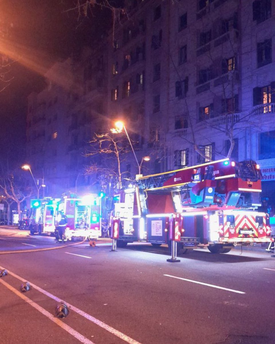 BCN_Bombers's tweet image. Aquesta nit hem intervingut en un incendi que ha afectat un restaurant al carrer d&apos;Urgell, al districte de l&apos;#Eixample.  

Ja es troba en fase de control i cap persona hi ha resultat ferida.  

Hi han participat set dotacions de #BombersBCN i la @GUBBarcelona.