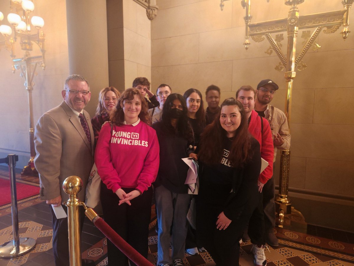 I was glad to meet with this group of young students from @NYPIRG as part of Higher Education Action Day at the State Capitol. We talked about the need to protect and expand funding for our public institutions of higher learning as well as potential reforms to financial aid.
