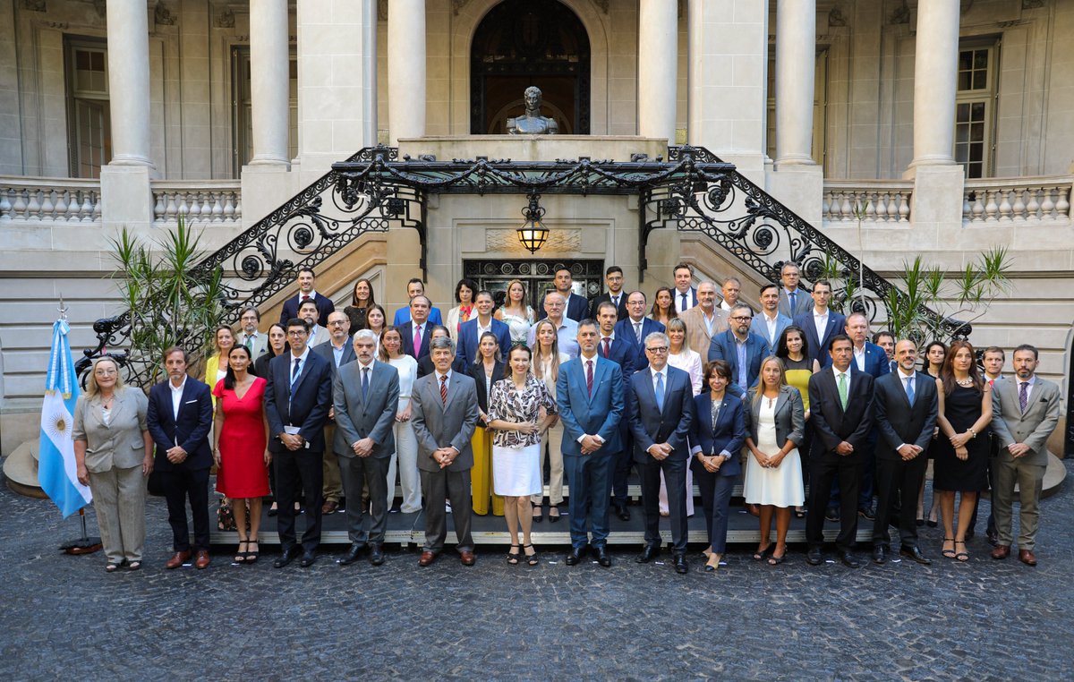 Cancilleria_Ar's tweet photo. Lanzamiento del Plan Nacional de Promoción de Exportaciones e Inversiones 2024 ante Agencias Provinciales.

La Canciller Mondino presidió la presentación del Plan Nacional que define la organización y participación en misiones comerciales, exposiciones, concursos y muestras, a través de la red de Embajadas y Consulados 🇦🇷 en el exterior y en coordinación con la AAICI, el Consejo Federal de Inversiones y las Agencias provinciales. También incluye acciones para acompañar la estrategia de la Marca País, en conjunto con otras entidades públicas. 

📎 https://t.co/JjDqdeIwHB