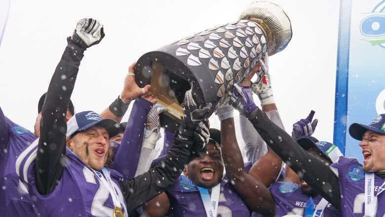 Honoured to say that I've received a scholarship offer to the university of western ontario🟣⚪
Thank you <a href="/westernuFB/">Western Mustangs Football</a> staff
#AGTG