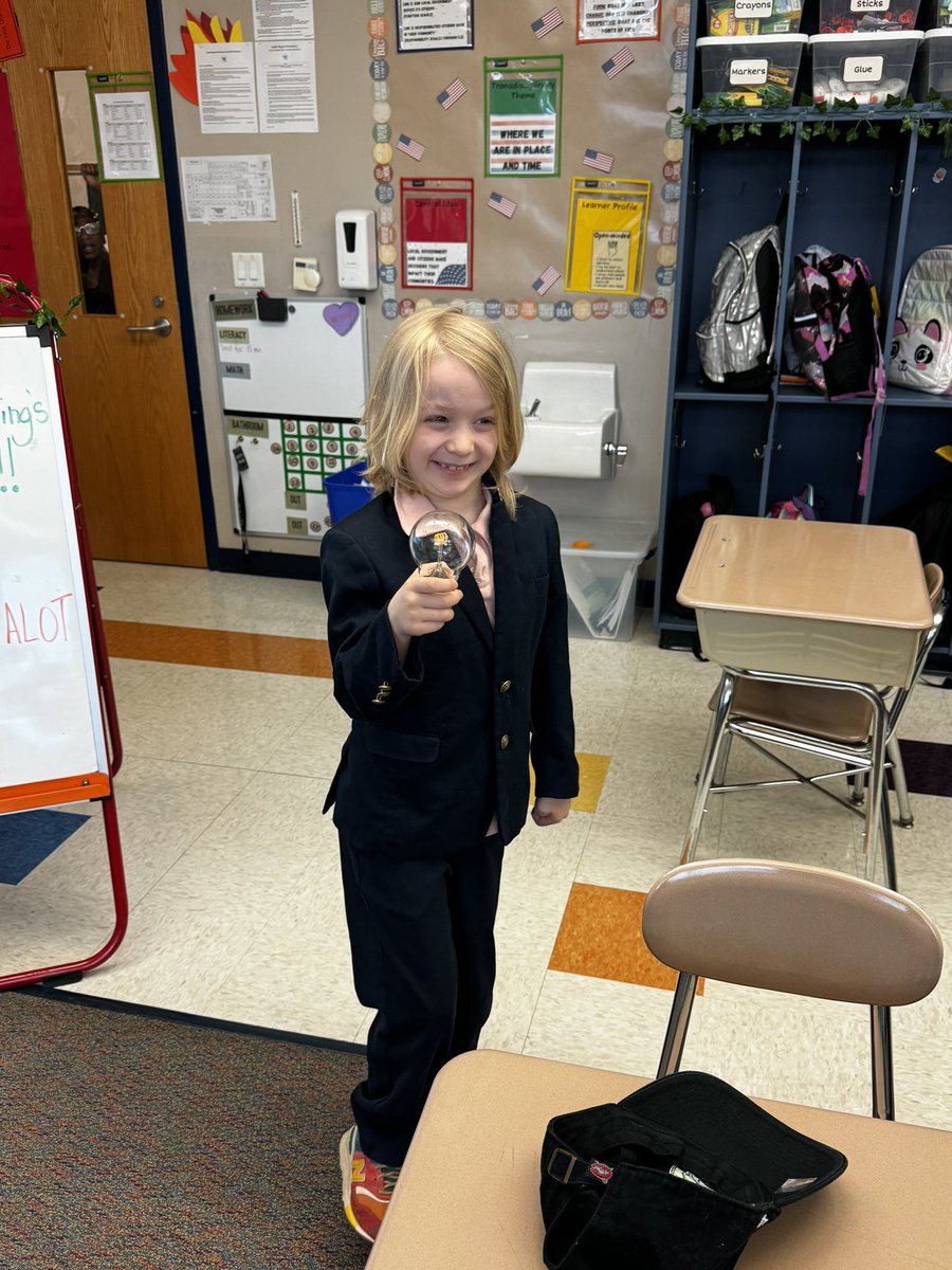 MrJacobDenning's tweet photo. My third graders did an AMAZING job with their Wax Museum projects! They worked extremely hard and brought their historical figure to life! Way to THRIVE at @smithmagnetes! They were especially excited when @BeverlyLSmith1 came to visit! #teacher #thrive #global https://t.co/jkYguGiZyS