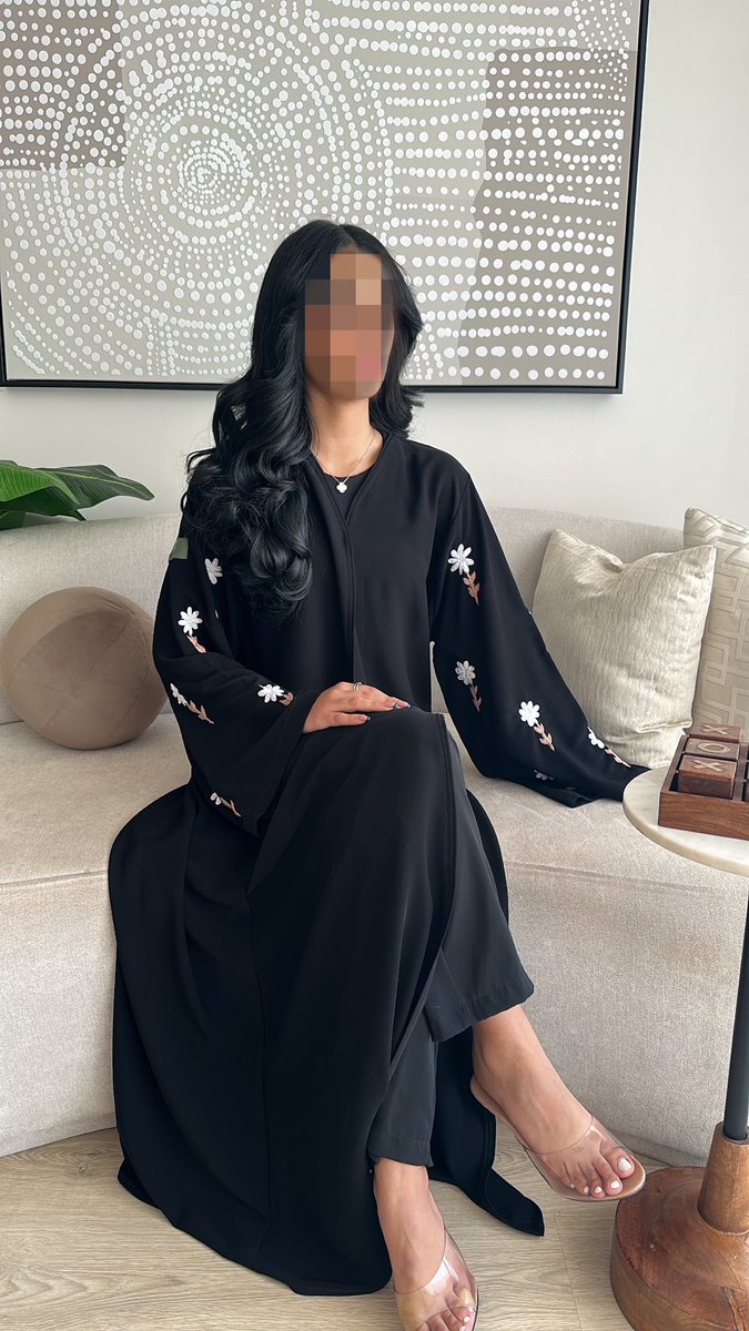عباية انيقة نقوش في الاكمام ورد بخيوط من الحرير 🌷