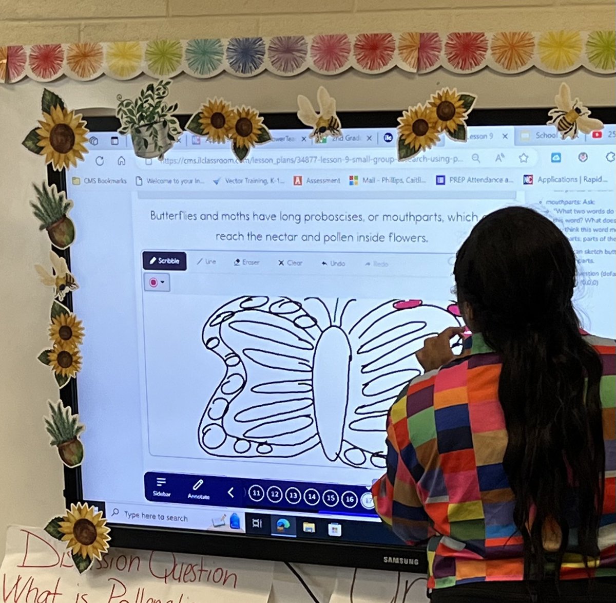 SterlingElemen1's tweet image. Ms. Phillip’s 2nd grade class was learning about pollination and sketching butterflies with probiscises or long mouth parts today! 🦋 @ELeducation @CharMeckSchools #2ndGrade #pollination #teachermodeling #sterlingpride🐯  #chinupcrownon👑