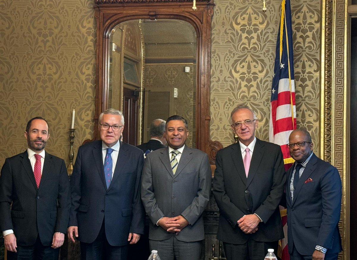<a href="/MinjusticiaCo/">MinJusticia Colombia</a> and <a href="/mindefensa/">Mindefensa</a> met with <a href="/WhiteHouse/">The White House</a> officials, <a href="/ONDCP/">ONDCP</a>'s Director @DrGupta46  and <a href="/StateINL/">US Dept of State INL</a> Todd Robinson to discuss Colombia's drug policy implementation and enhanced 🇨🇴🇺🇸 cooperation.