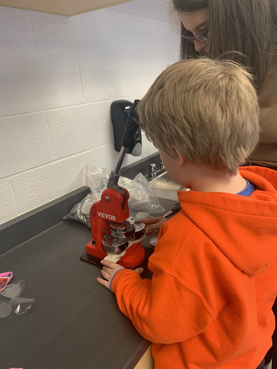 We loved making kindness buttons! Thanks to Ms. Hamilton for coming to our class to help out. <a href="/AdmiralsAcad_NL/">Admiral’s Academy Navigators 🏳️‍🌈</a> 
<a href="/ms_ehamilton/">Ms. H-TL</a>