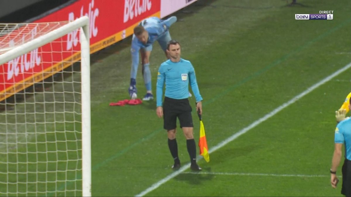 YonEcenarro's tweet image. Jean Louchet, le gardien valenciennois qui balance la bouteille de Léonard Aggoune où sont inscrits des indications sur les tireurs de tab adverses 😭