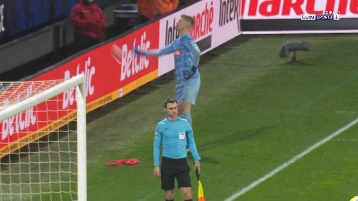 YonEcenarro's tweet image. Jean Louchet, le gardien valenciennois qui balance la bouteille de Léonard Aggoune où sont inscrits des indications sur les tireurs de tab adverses 😭