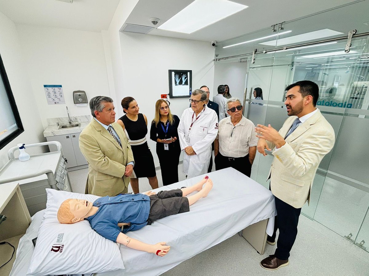 Salud_Ec's tweet photo. La viceministra de @Salud_Ec, Sara Tama participó en el evento de inauguración de la primera Clínica de Simulación a nivel Nacional, #SIMUEES en la @uees_ec.

Además recorrió las áreas que cuentan con equipos del última tecnología para la manejo práctico de los estudiantes. https://t.co/vsMfzKH7uU