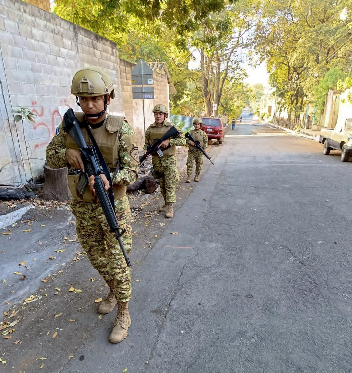A nivel nacional, personal de la <a href="/FUERZARMADASV/">FUERZA ARMADA</a> mantiene su despliegue en diferentes puntos de calles y carreteras.

#PlanControlTerritorial