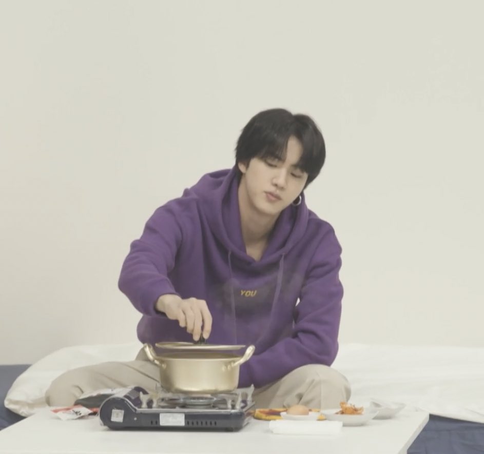 7nasadnihcok's tweet photo. 昨日はすごく歩いたし
腹パンまで食べなかった自分
褒めてあげたい
と言いながら
今朝はジンラーメン食べています
今日で2月も終わりですね
減っていくDDAYにドキドキです
鍋の蓋持ってるだけで美しいジン君
今日もスキデス
#D104
#WeLoveYouJin https://t.co/59W6NgxYyZ