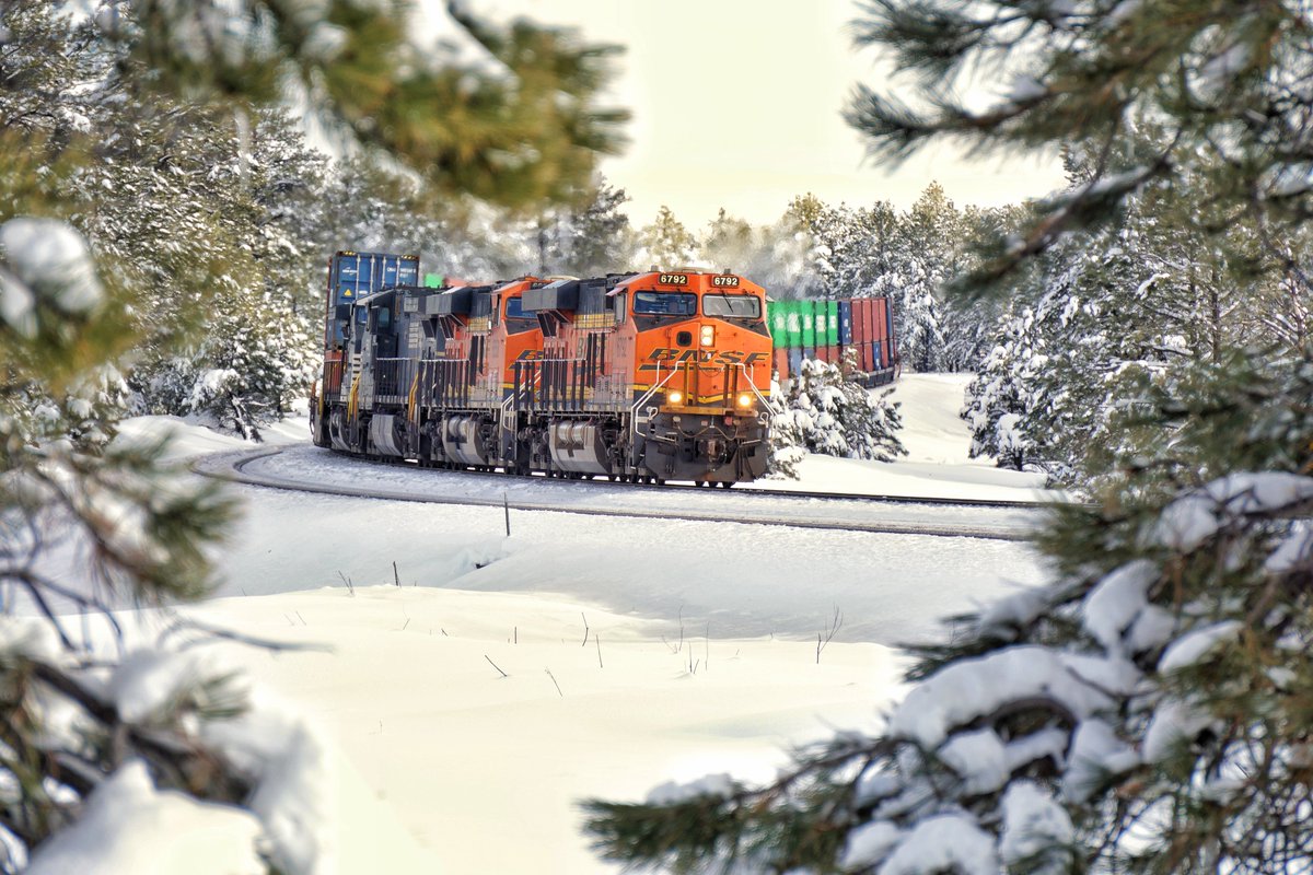 These photographers captured some incredible scenes of our trains in stunning landscapes along our rail network. We received a flurry of photos for this year’s Winter Photo Contest Check out all of our winners at bit.ly/3VfVEbx. #railphotography #trainphotos