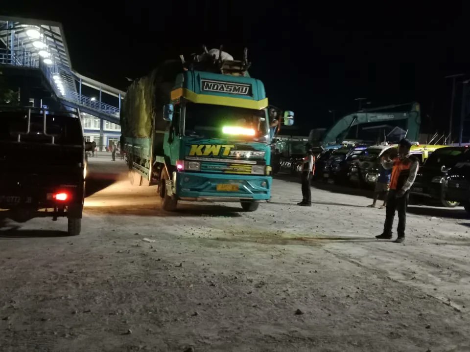 kodim1622_alor's tweet image. Babinsa Serda Rudy Aplugi Monitoring Pengguna Jasa Pelayaran Kapal Ferry di Pelabuhan Penyeberangan Kalabahi BPTD Wilayah XIII Kab. Alor.

#TNIADMengabdiDanMembangunBersamaRakyat
#PuspenTNI #kasad
#TNIPRIMA
#profesional
#responsif
#integratif
#modern
#adaptif