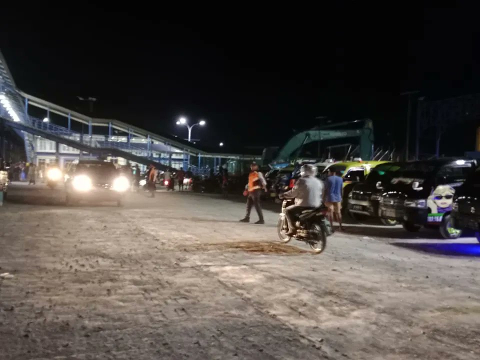 kodim1622_alor's tweet image. Babinsa Serda Rudy Aplugi Monitoring Pengguna Jasa Pelayaran Kapal Ferry di Pelabuhan Penyeberangan Kalabahi BPTD Wilayah XIII Kab. Alor.

#TNIADMengabdiDanMembangunBersamaRakyat
#PuspenTNI #kasad
#TNIPRIMA
#profesional
#responsif
#integratif
#modern
#adaptif