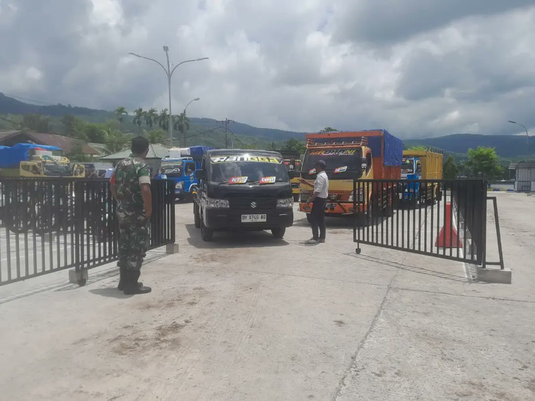 kodim1622_alor's tweet image. Babinsa Serda Rudy Aplugi Monitoring Pengguna Jasa Pelayaran Kapal Ferry di Pelabuhan Penyeberangan Kalabahi BPTD Wilayah XIII Kab. Alor.

#TNIADMengabdiDanMembangunBersamaRakyat
#PuspenTNI #kasad
#TNIPRIMA
#profesional
#responsif
#integratif
#modern
#adaptif