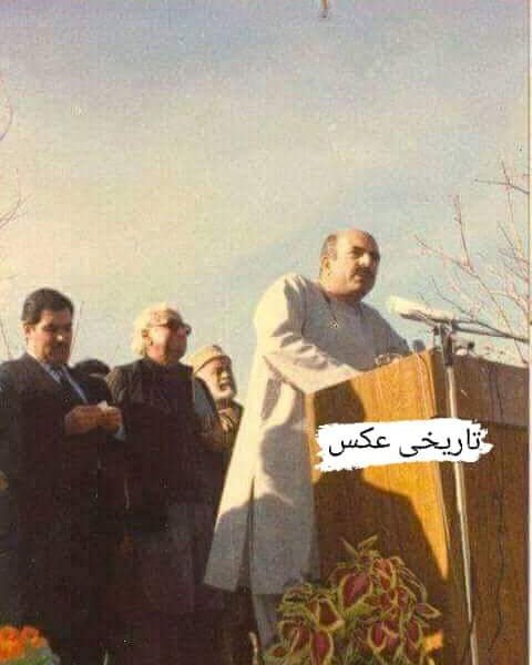 دکتر نجیب از طریق مارشال فهیم که در دفتر سازمان ملل در کابل تحت نظارت بود، یک پیام به آمر صاحب می‌فرستد. 

"برای احمد شاه مسعود بگویید، پشتون‌های اون‌طرف مرز، پاکستانی‌تر از پنجابی‌ها هستند، ماهانه دو کانتینر پول برای‌شان می‌فرستادم، اما مرا از پشت با خنجر زدند. مثل من اکثر زعمای