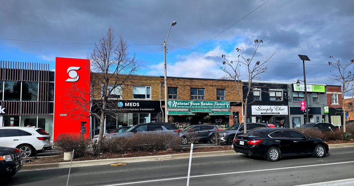 It's a gloomy day in The Kingsway BIA 🌧️  Are you braving the weather or staying indoors? 

#kingswaybia #torontobia #etobicoke #torontobia #bloorstreetwest #royalyork