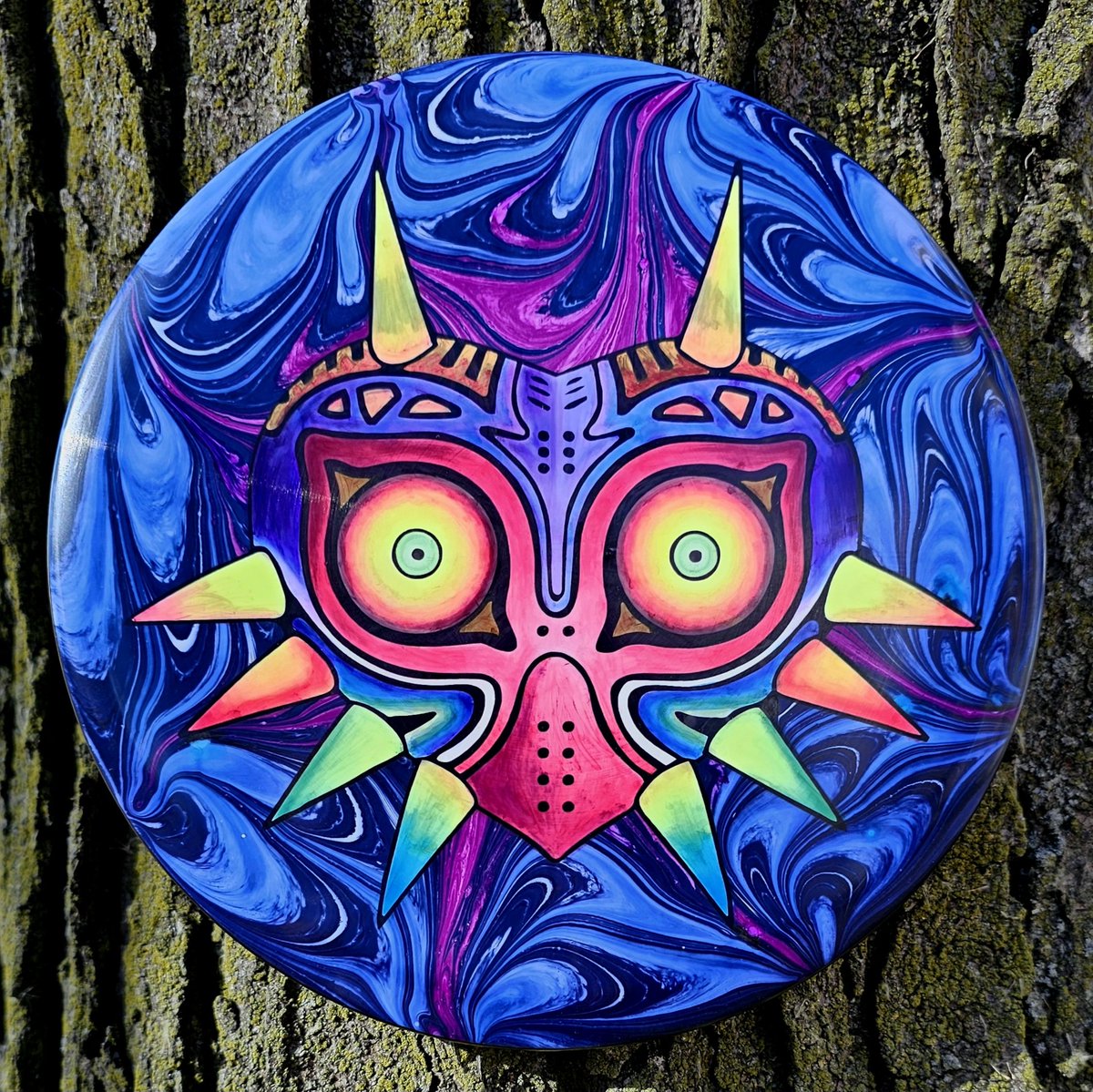 PoisonDartDyes's tweet photo. Anybody want to save the town from an evil moon? 🧝‍♂️🧚‍♀️🤓 Clear glue bed, stencil, all acetone painting on this @DiscraftDG ESP Buzzz bottom stamp. #discgolf #discgolfdyes https://t.co/reEDovssED