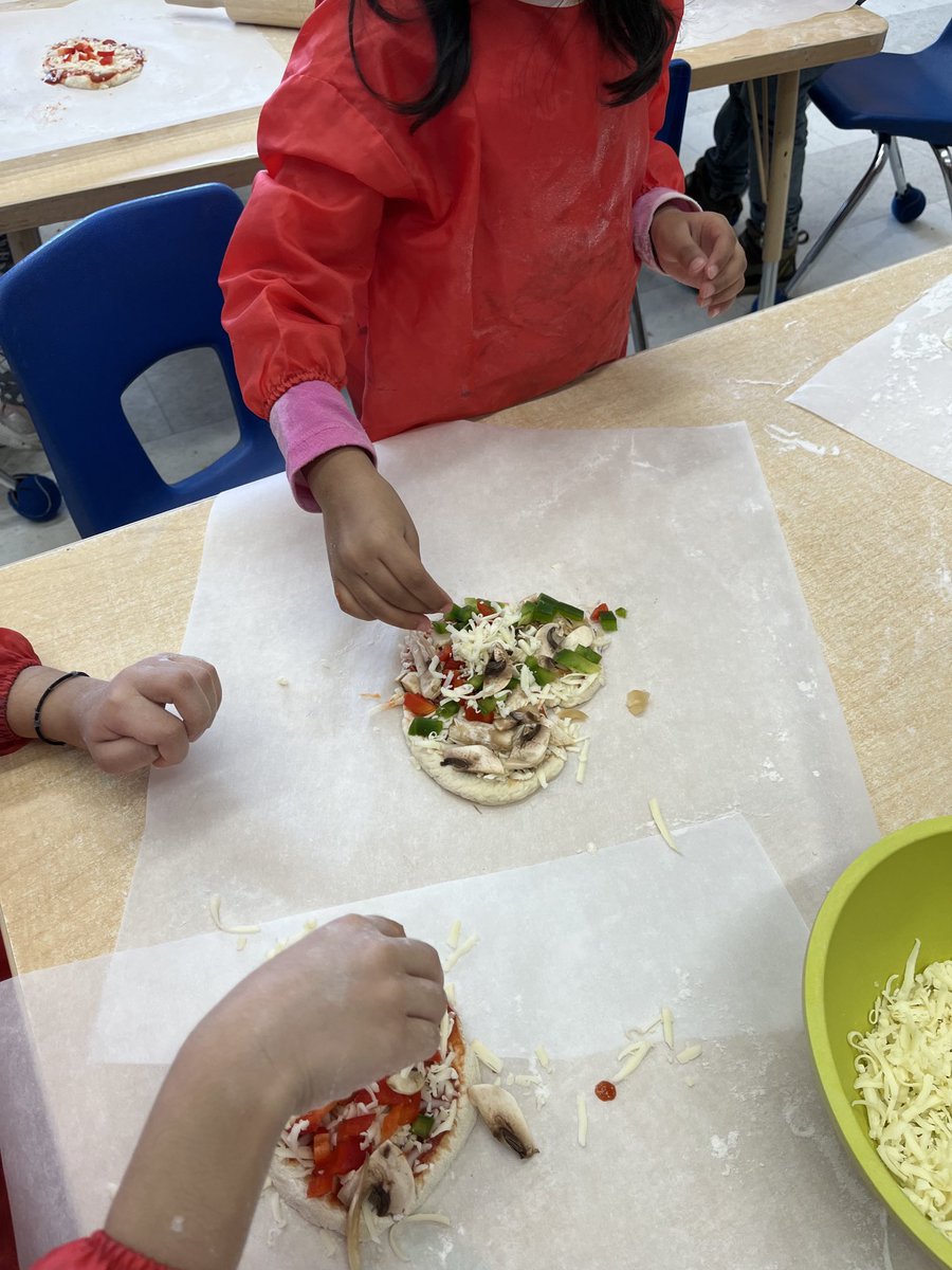 TDSB_Waterfront's tweet photo. Great fun and learning today making pizza with our kindergarten chefs! ⁦@tdsb⁩ ⁦@AlexisDawsonTO⁩ https://t.co/XmwyY5Vk11
