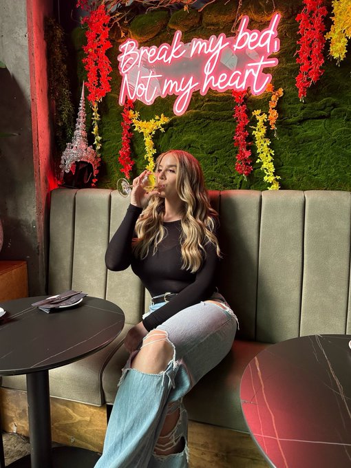 🥂 decentering work https://t.co/It3P04Z6VH