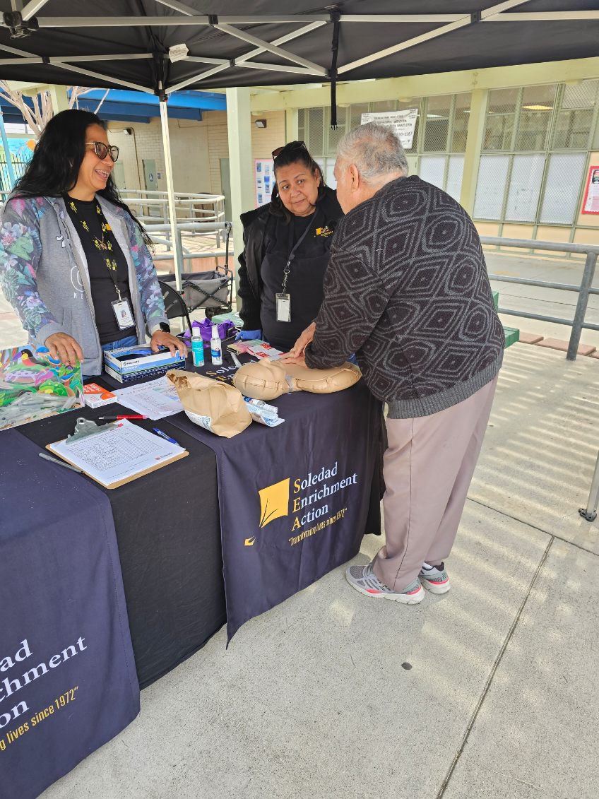SEAinAction's tweet photo. Check out a recent event at Salazar Park! Our CHWs and in collaboration with Kroger and DPH, were able to provide health screenings for high blood sugar levels,and vaccines. The team provided CPR training and (PPE), including masks and hand sanitizers, to community members! https://t.co/Qyd9eMkeRQ