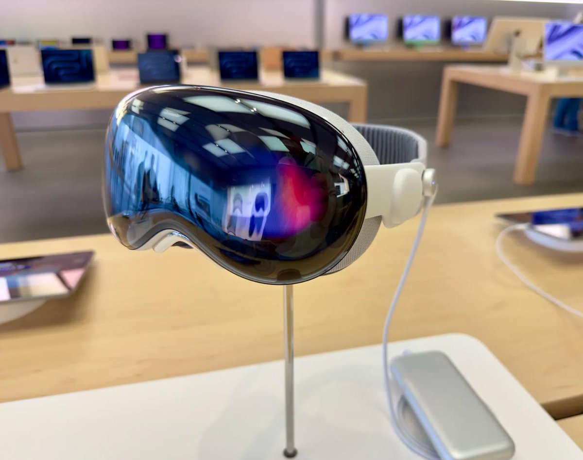 jmatuk's tweet photo. A pesar de su precio, el analista Ming-Chi Kuo dice que la demanda de las #VisionPro ha superado las expectativas de Apple, y se esperan 250,000 envíos para 2024. Se estima que sólo el 1% de los primeros compradores devolvió sus Visión Pro. ¿Crees que será un producto exitoso? https://t.co/1vdF2VRSLP