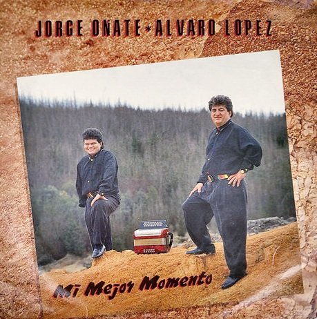 Hablemos del álbum más romántico de Jorge Oñate, 𝗠𝗜 𝗠𝗘𝗝𝗢𝗥 𝗠𝗢𝗠𝗘𝗡𝗧𝗢 lanzado en el año 1991. *SÓLO  PARA DESPECHADOS* Incluye 11 temas; 9 son de contenido desengaño, desamor, decepción, dolor, traición y amor no correspondido. Vean esta belleza musical. 𝗛𝗜𝗟𝗢 👇🏻