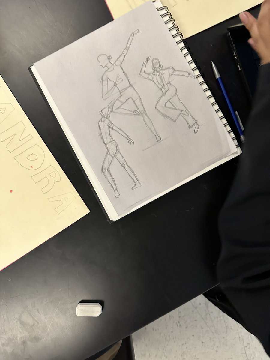 Figure drawing in Art 3 is always a very zen 🧘🏻‍♀️ time! 🧑🏻‍🎨 🦉 🖼️ @DrReyC @Dr_Delgado1 @STAGinPG @dallasisdvpa @dallasschools