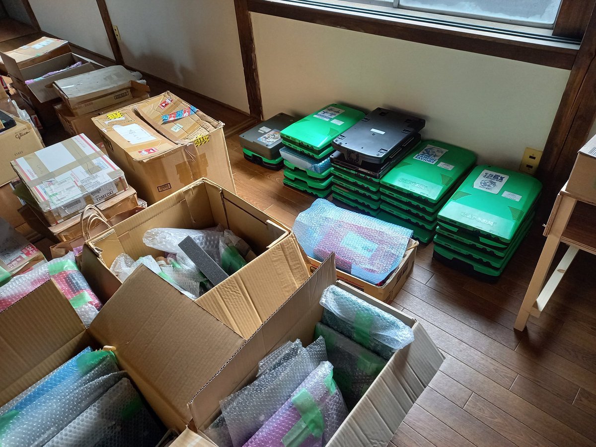 living_bird's tweet photo. 旧店舗時代からゲーム基板を預けてくれた常連さん、遠方から貴重な基板を寄贈して下さった方、その他、大切にしていたゲームソフトや沢山のグッズを持ってきて頂いた皆さん。

何も守れませんでした。
本当に、本当に、ごめんなさい。 https://t.co/8kVq75RHOa