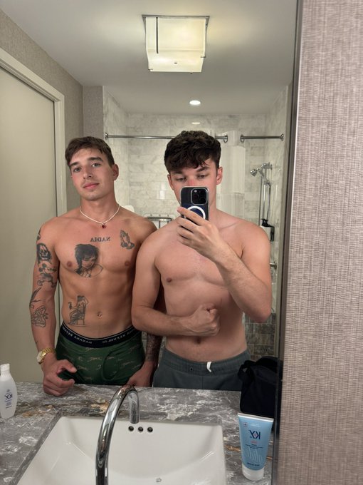 Should we kiss with @karma_xf https://t.co/TUphaHavRx