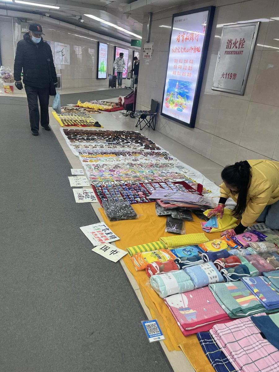 matsunagamizuki's tweet photo. こういう道端で買い物するの大好き
減ったけど、この文化生き残って欲しい
#大連 #勝利広場 https://t.co/3xNj0jlZ0M