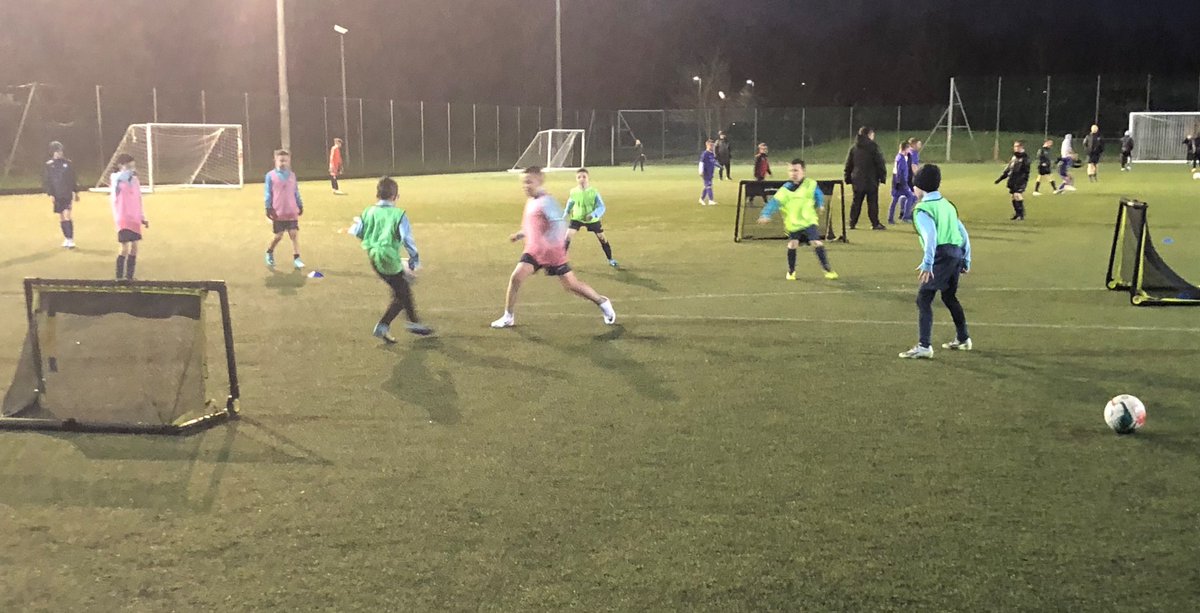 Not a great night weather wise, but it didn’t stop our 2014s working hard & going through their drills at training. The conditions made things difficult, but these kids just got on with it. 🔥❤️

#OTB #2014s #youthtraining #development #ontheball #skills