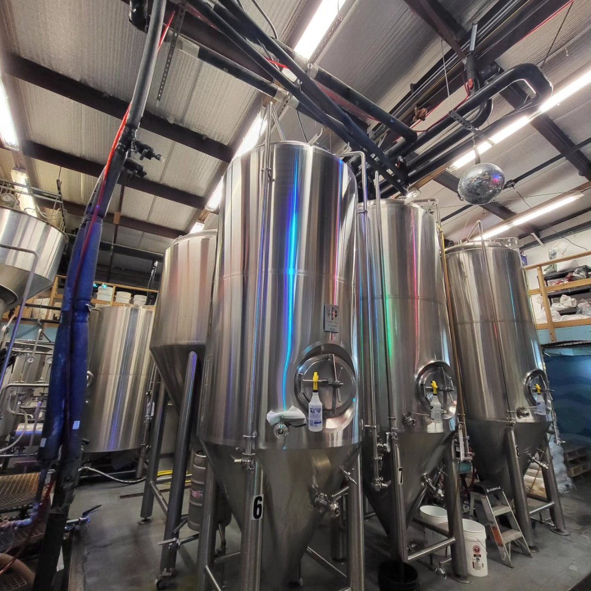GregCKL's tweet photo. Day 4 - A Brewery
The Florida Keys Brewing Co., is the Upper Keys first microbrewery, located in the Morada Way Arts and Cultural District. 20 beers on tap. Craig the owner and brew master, is Canadian...so he knows how to make beer
The back patio is a must visit
#onlyinthekeys https://t.co/5QblxQAGru