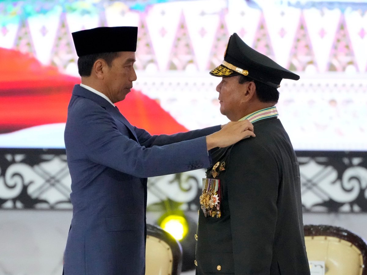 andreasharsono's tweet photo. President Jokowi honours likely presidential election winner, Prabowo Subianto, with a 4-star general rank but rights groups say move embarrasses army given his controversial past https://t.co/8WbbQVyiJ2 https://t.co/iugZeveyGM