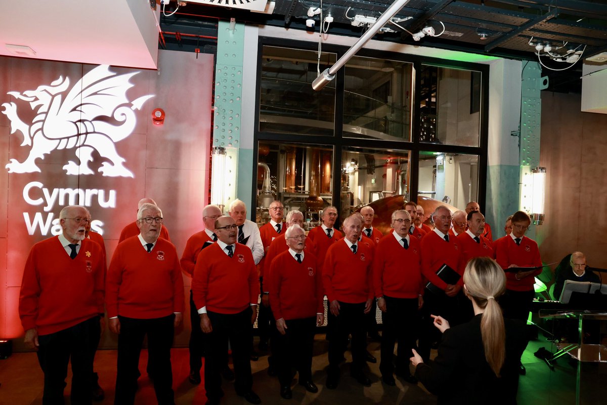AaronDalyPhoto's tweet photo. Fantastic Event tonight to celebrate St David’s Day by @WalesinIreland  in Dublin. 🏴󠁧󠁢󠁷󠁬󠁳󠁿🇮🇪

#dublinwelshmalechoir #StDavidsDay https://t.co/36RQtkxzAa