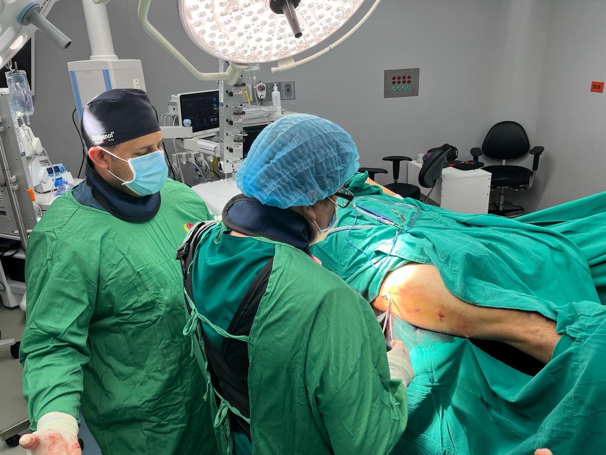 HRZManta's tweet photo. Estas fracturas de tipo Trozo lll más patología de tipo Peritrocantérica, fueron resueltas con procedimientos mínimamente invasivos, con el material de osteosíntesis requerido y con la técnica de Fluoroscopía en la mesa ortopédica de tracción. https://t.co/FhIx5iNqFi