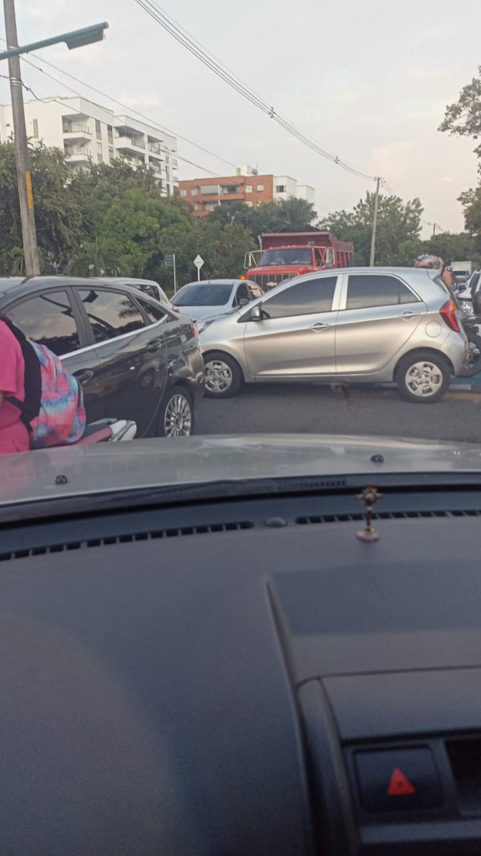 YaCelacanto's tweet image. Nuevamente los #Semáforos &quot;inteligentes&quot; de la Calle 16 con Carrera 70 se encuentran fuera de servicio, la movilidad en el sector es un caos @MovilidadCali #Cali #YaCelacanto