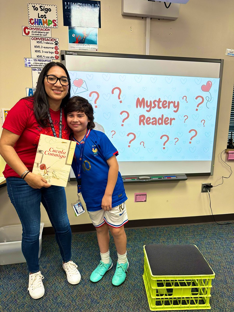 It’s Mystery Reader Wednesday! Thank you Mrs. Hernandez for coming to read to our class this morning! #twehowl