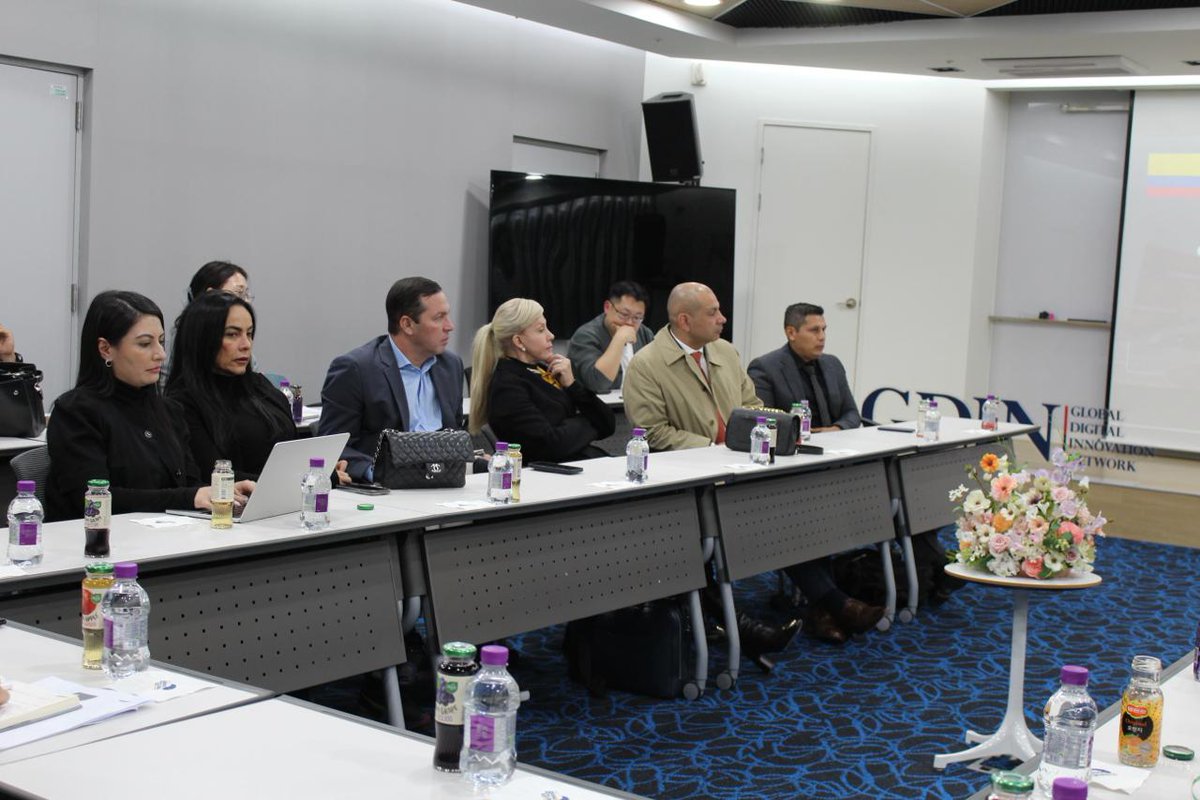 Cerramos el tercer día de la misión de Colombia en Corea con importantes reuniones que nos permitieron intercambiar experiencias con representantes de empresas de infraestructura, tecnología e innovación en el país asiático. 
Fotos: cortesía <a href="/EmbColombiaKor/">Embajada de Colombia en Corea - 주한 콜롬비아 대사관</a>