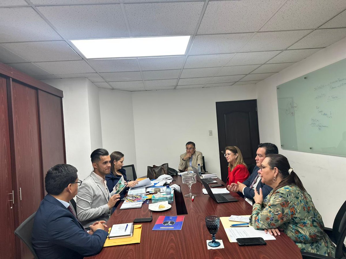 En mi compromiso con la Comisión de la Mujer, hoy he tenido una reunión de trabajo con Unidad para la Prevención Comunitaria de la Violencia <a href="/UPCV_gt/">UPCV</a>, para conocer los programas que tienen para atender a la Mujer, la Niñez, y la Juventud .

#Legislatura
#CongresodeGuatemala