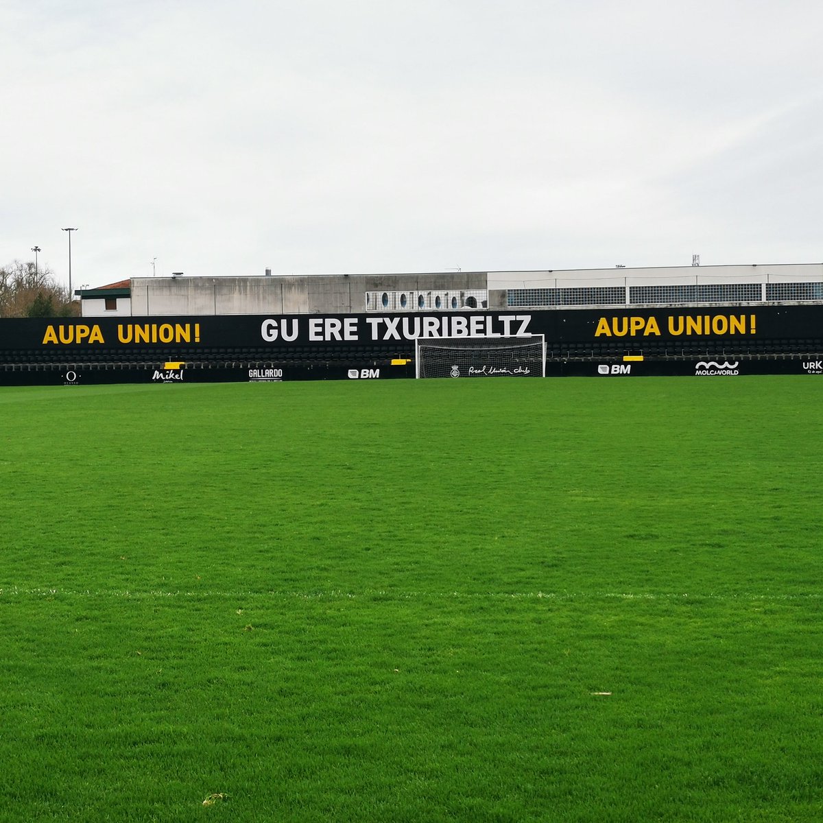 ventura391536's tweet photo. Que lujo #stadiumgal se respira fútbol auténtico por los cuatro costados. Nosotros @UnionistasCF también somos blanquinegros como ustedes @REALUNIONCIRUN . No tenemos cuatro copas del rey. Pero soñamos con ello. Nos vemos pronto.💪💪 https://t.co/AoKBsC4Qlo