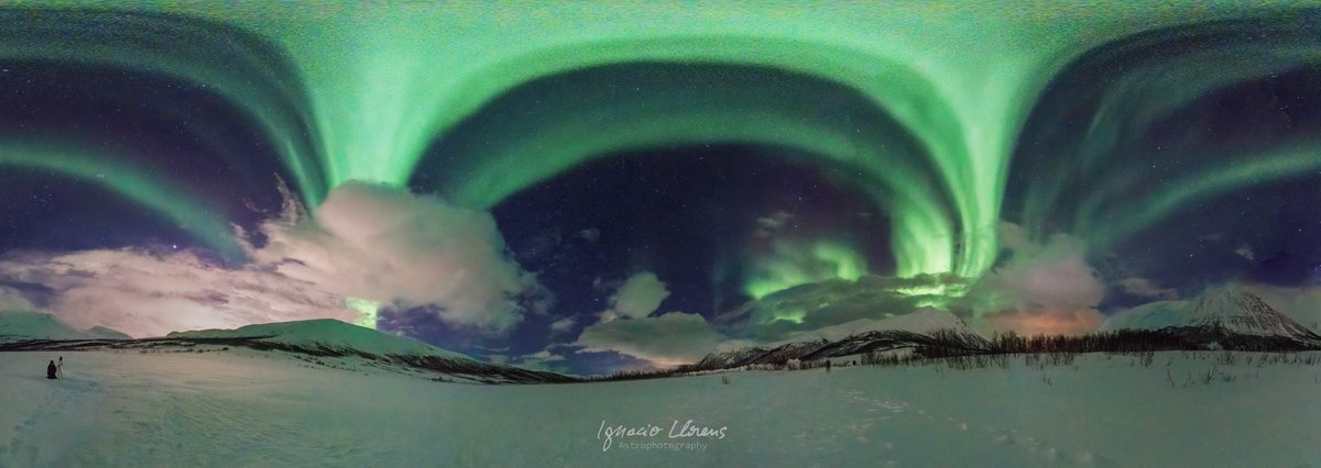 Aquesta foto de <a href="/qfwfq78/">クフフク_七十八</a> em posa els pels de punta.

Per la bellesa de les aurores en 360º.

Però, sobretot, perquè el puntet negre de l'esquerra sóc jo, fent fotos, enfonsat a la neu fins la cintura, sabent que estava vivint una de les nits més màgiques de la meva vida.

💚✨🦋